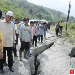 Tinjau Kerusakan Jalan Nasional di Aie Dingin, Gubernur Mahyeldi Langsung Hentikan dan Evaluasi Aktivitas Pertambangan