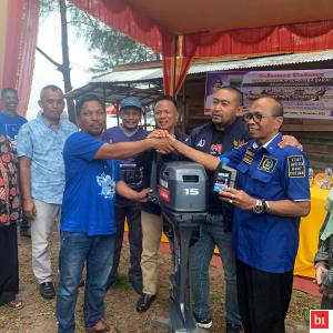 Wagub Audy Serahkan Bantuan Mesin Tempel untuk Nelayan Padang Pariaman