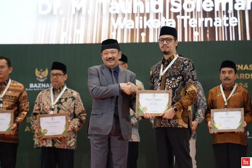 Wako Bukittinggi Erman Safar Raih Penghargaan BAZNAS Award 2024
