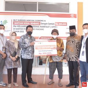 Wawako Asrul Salurkan Bantuan Program Sembako dan BLT Minyak Goreng