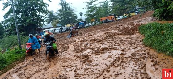 Kondisi usai longsor di Bungus Teluk Kabung, Kamis (10/9)