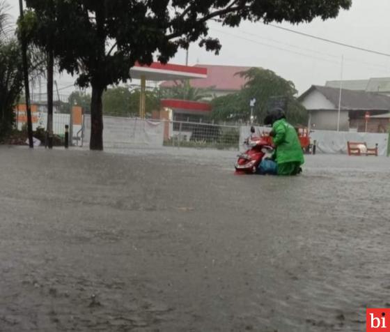 Seorang pengendara motor terjebak Banjir di kawasan Alai Parak Kopi Kota Padang, Kamis (10/9) ist