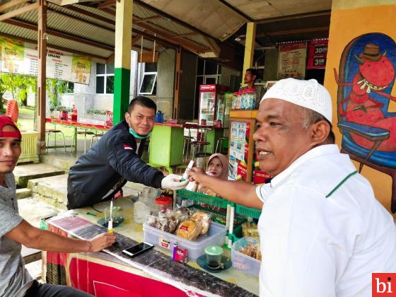 Hand Sanitizer buatan Labor FMIPA dan FATETA dibagi gratis IKA Unand ke warga seputar kampus Unand Limau Manis Padang, Selasa 24/3 (foto: hms/ikaunand)