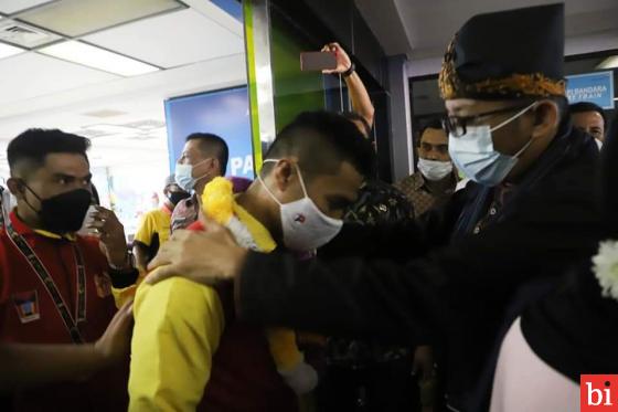 Para atlet beserta ofisial disambut langsung oleh Wali Kota Padang, Hendri Septa, di Bandara Internasional Minangkabau (BIM), Jumat siang (15/10/2021). IST
